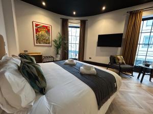 切尔滕纳姆Crescent Place的卧室配有一张白色大床和一台平面电视。