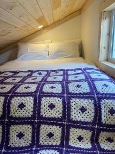 Lakeside Castlegar Cabins客房内的一张或多张床位