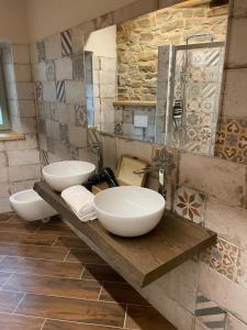 RoccaveranoAlbergo del Bramante的浴室设有2个水槽和镜子