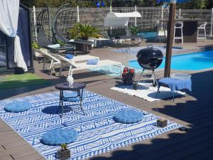 CanyamásSpa Ibiza Dosrius的游泳池旁设有桌椅的游泳池