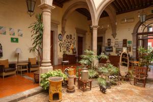 杜兰戈Hotel Posada San Agustin的建筑里充满植物的房间