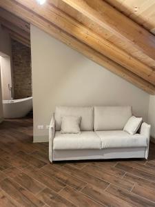 RoccaveranoAlbergo del Bramante的带沙发和浴缸的客厅