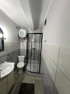 鲁恰内尼达U Beaty的带淋浴、卫生间和盥洗盆的浴室