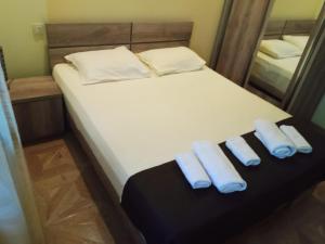 巴统佛朗哥海滨酒店的一间卧室配有一张床,上面有两条毛巾