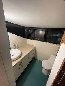 巴克里索莫雷诺港Casa 5 habitaciones bonitas y elegante的浴室配有白色水槽和卫生间。