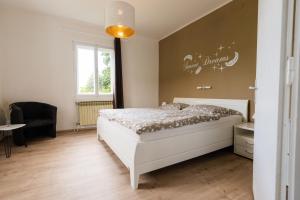 FloingFerienhaus Mitzi的卧室配有白色的床和窗户。