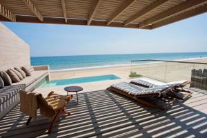 曼克拉马库拉艾维纳酒店的一个带躺椅的庭院,享有海滩美景