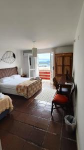 安东尼娜Hotel Camboa Antonina - PR的一间卧室配有一张床、一张桌子和一张桌子