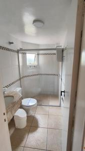 安东尼娜Hotel Camboa Antonina - PR的白色的浴室设有卫生间和水槽。