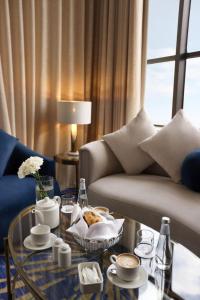 利雅德Novo Hotel的带沙发和咖啡桌的客厅
