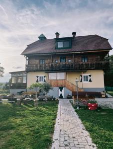 格拉茨Uriges Bauernhaus mit Blick auf Graz的大型木房子,设有 ⁇ 盖屋顶