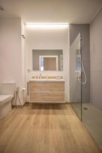 瓦伦西亚Loft de diseño junto a la dama de Elche的带浴缸、水槽和镜子的浴室