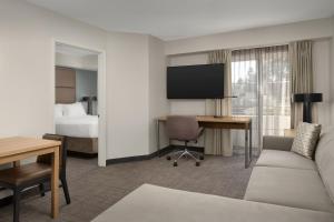 帕罗奥多罗斯奥多帕罗奥多酒店的酒店客房设有一张床和一张带电视的书桌。