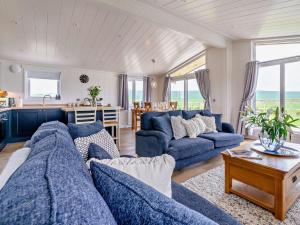 圣安德鲁斯2 Bed in St Andrews 94606的一间带蓝色沙发的客厅和一间厨房