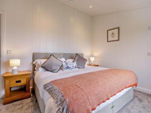 圣安德鲁斯2 Bed in St Andrews 94606的一间卧室配有一张带两张台灯的床。
