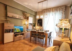 莱里奇L'Oasi tra mare e monti的客厅配有餐桌和电视