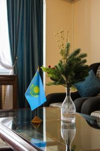 阿拉木图Золотой квадрат 60 кв2的带有旗帜的桌子和植物花瓶