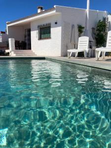 利乌玛PAULA的一座房子前面的蓝色海水游泳池