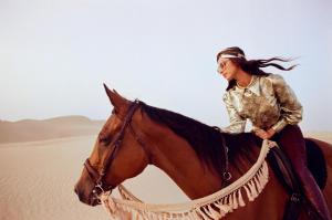 HunaywahDesert Safari Dubai Over Night Stay的沙漠中骑马的女人