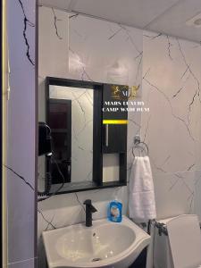 瓦迪拉姆MARS LUXURY CAMP WADi RUM的一间带水槽和镜子的浴室
