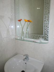 圣何塞德拉林科纳达圣安娜旅馆的浴室设有水槽、镜子和花瓶