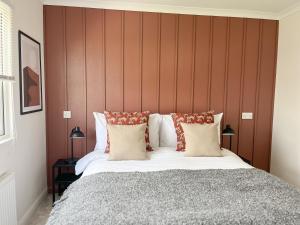 基督城Serenity Lodge, Riverside with Free Parking的一间卧室配有一张大床和木制床头板