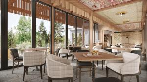 加特林堡Historic Rocky Waters Inn, A Small Luxury Hotel的餐厅设有桌椅和窗户。