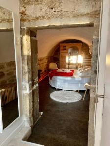 里昂莱欧弗公寓的石头客房设有一间带两张床的卧室