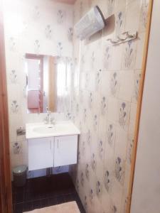 Salles-CuranAmbiance chalet Salles-Curan的一间带水槽和镜子的浴室