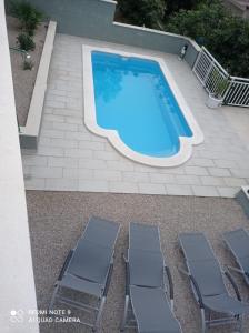 布尔纳Bleus Apartments的游泳池旁设有2把躺椅