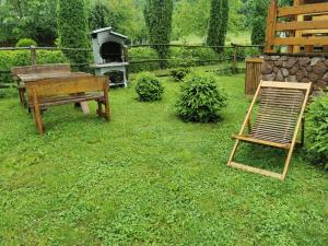 比哈奇Wooden House Ripac的院子里的木凳和烧烤架