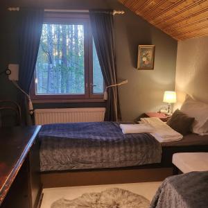 波里Kotimajoitus Noora的一间卧室设有两张床和窗户。