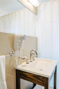 马德普拉塔泛美大酒店的浴室配有白色水槽和吹风机