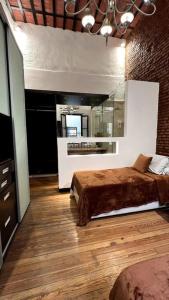 布宜诺斯艾利斯Casa grande en Palermo Soho的一间卧室配有一张床和镜子