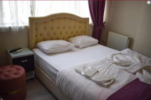 伊斯坦布尔坤贝特酒店的一间卧室配有带白色床单和枕头的床。