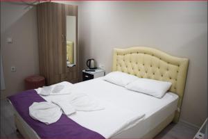 伊斯坦布尔坤贝特酒店的一间卧室配有一张带两个白色枕头的床