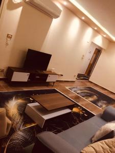 亚历山大Join Inn Apartments的客厅配有沙发和桌子