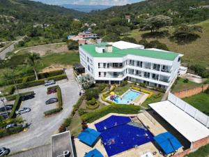 莫尼基拉Hotel Palmeras De Luz的享有酒店空中美景,设有游泳池