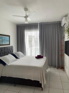 卡波布里奥Casa Estelar的一间卧室配有一张床和吊扇
