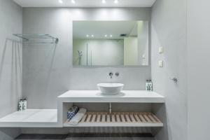 利昂尼迪翁Sampatiki Suites - 4 Star Seaview Luxury Suites With Breakfast And Spa - Opened 2024的白色的浴室设有水槽和镜子