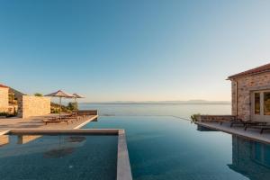 利昂尼迪翁Sampatiki Suites - 4 Star Seaview Luxury Suites With Breakfast And Spa - Opened 2024的享有水景的游泳池