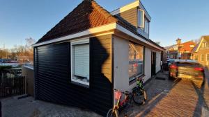 阿姆斯特丹Het Huis Met De Groene Deur的两辆自行车停放在房子外的房子