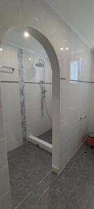 MaltezanaChrysiis House 2的白色的浴室设有淋浴和水槽