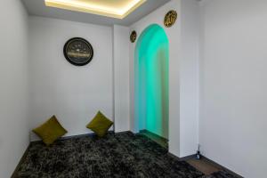 特拉布宗Air Barbaros Hotel Trabzon的墙上有绿色拱门的房间