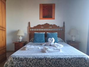 高辛布莉娜维尔迪旅馆的一间卧室,床上配有2条天鹅毛巾