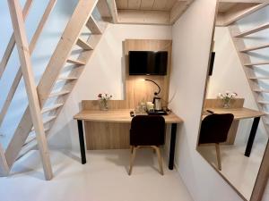 慕尼黑Adlzreiter City Pension的客房设有一张桌子、两把椅子和一台电视。