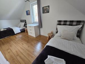 科帕利诺North Port的一间卧室设有两张床和窗户。