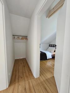 科帕利诺North Port的一间小型阁楼卧室,配有一张床和木地板
