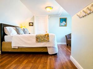夏洛特顿伊甸园宾馆的一间卧室配有一张蓝色墙壁和木地板。
