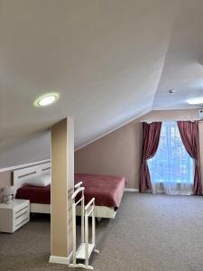 克洛佩夫尼茨基Hotel Korona的一间卧室设有一张床和一个窗口